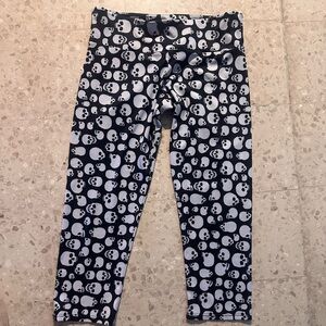 Onzie Flow Leggings 3/4  length Skull Print Crop Goth Grunge Black & White M/L.
